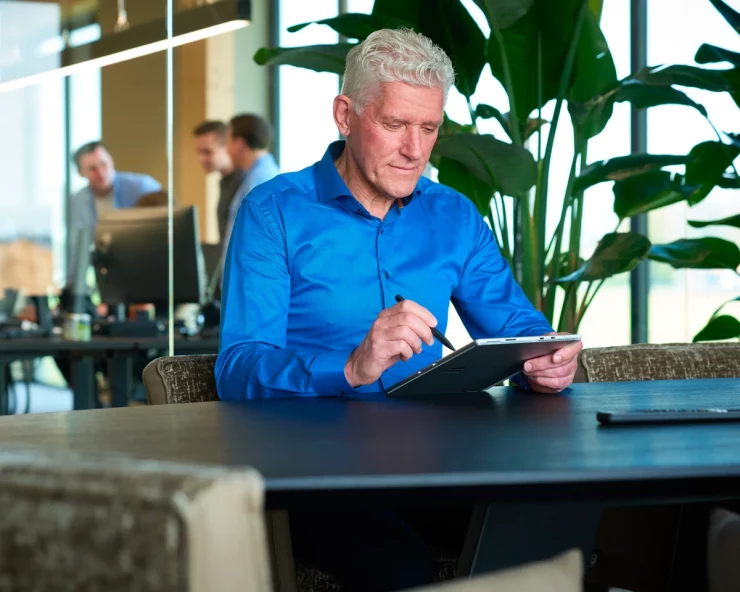Frans Kuppens werkt op tablet