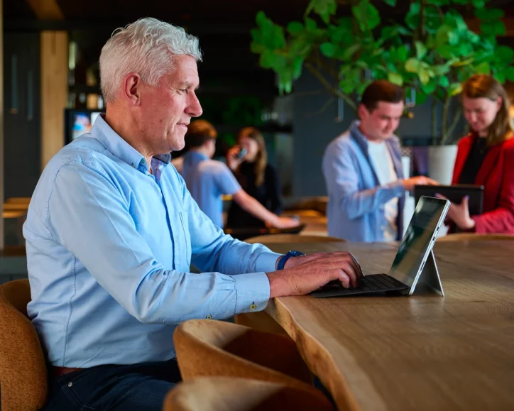 Frans Kuppens werkt op tablet